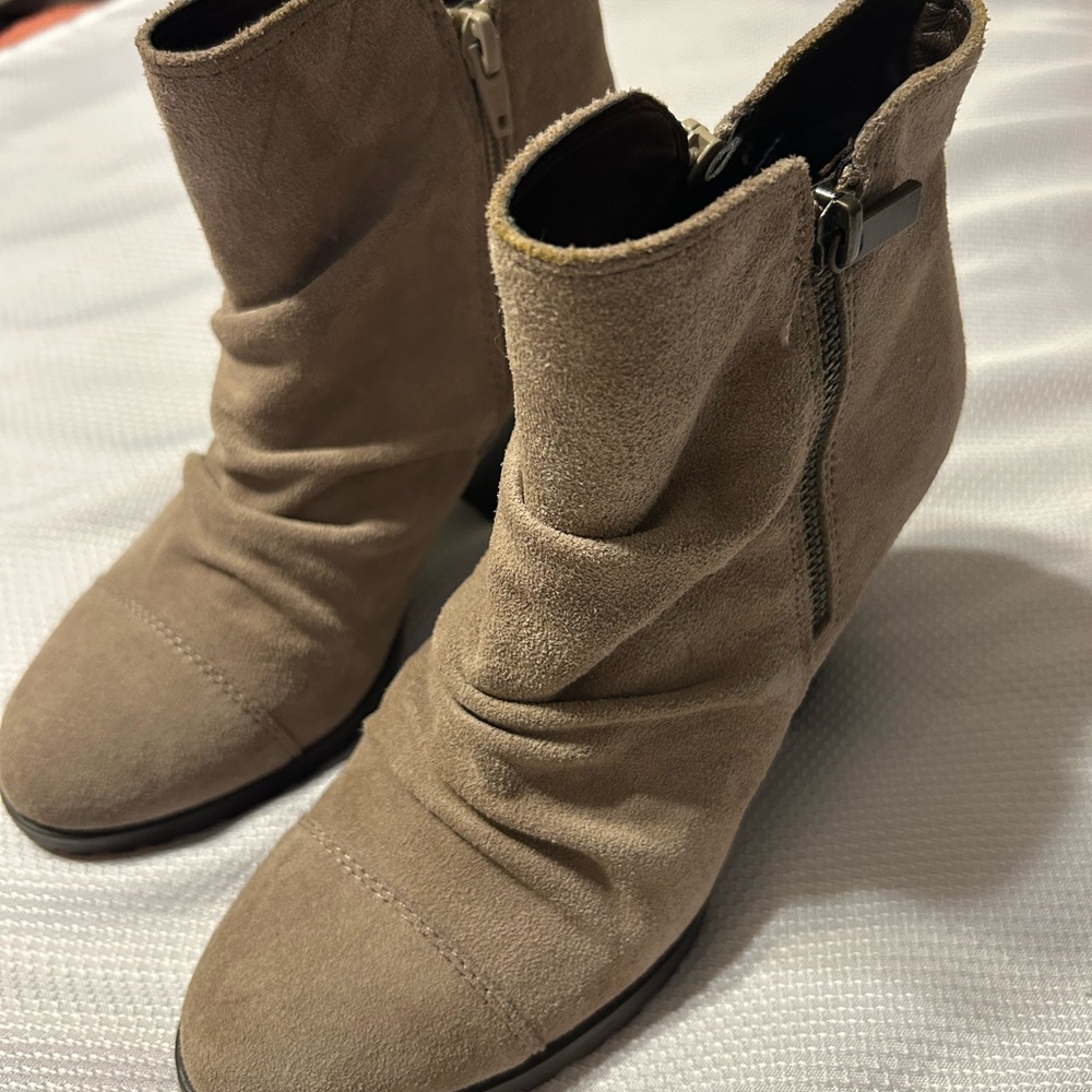 White Mountain Tan Suede Ankle Boots. Size 7/12 they are practically new